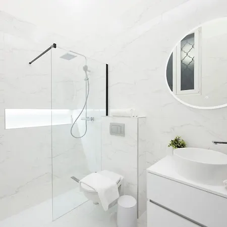 Exclusive & Prestigious W/ Balcony