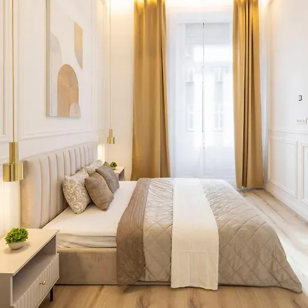 Lejlighed Exclusive & Prestigious W/ Balcony *