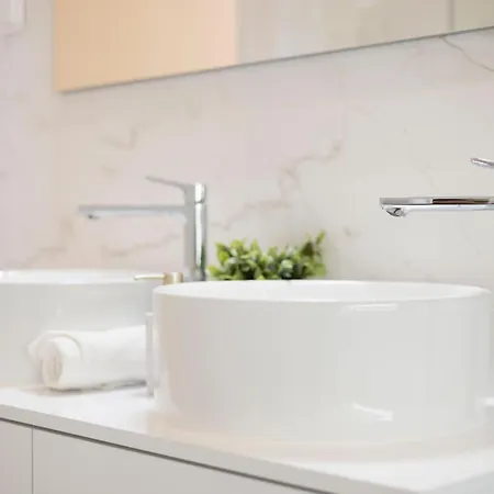 Lejlighed Exclusive & Prestigious W/ Balcony