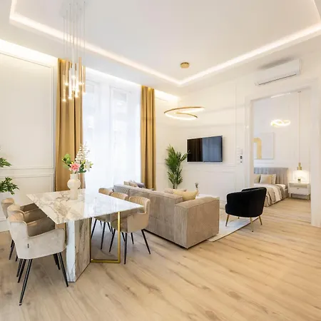 Lejlighed Exclusive & Prestigious W/ Balcony