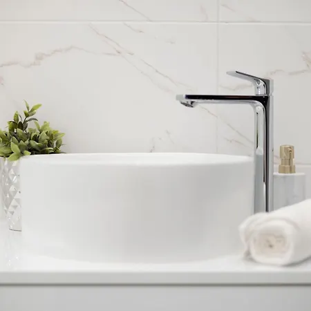 Lejlighed Exclusive & Prestigious W/ Balcony *