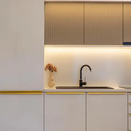 아파트 Exclusive & Prestigious W/ Balcony