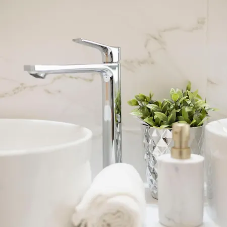 Lejlighed Exclusive & Prestigious W/ Balcony *