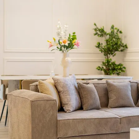 Lejlighed Exclusive & Prestigious W/ Balcony *