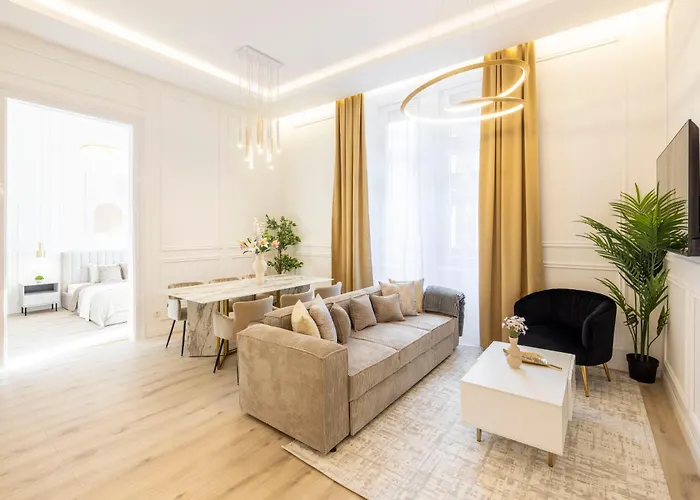 Exclusive & Prestigious W/ Balcony 부다페스트