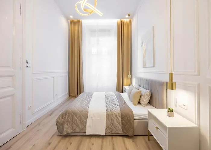 Exclusive & Prestigious W/ Balcony Appartamento