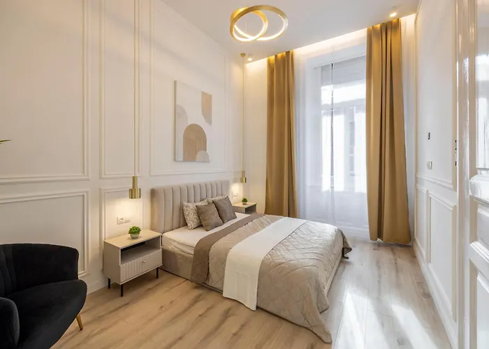 Exclusive & Prestigious W/ Balcony 아파트 부다페스트