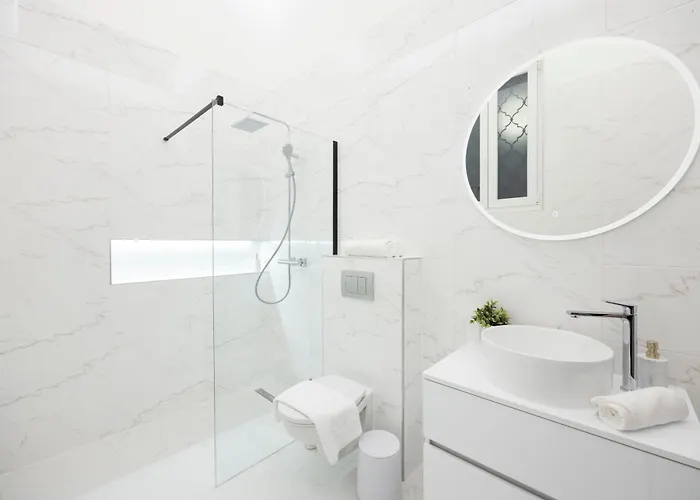 Exclusive & Prestigious W/ Balcony