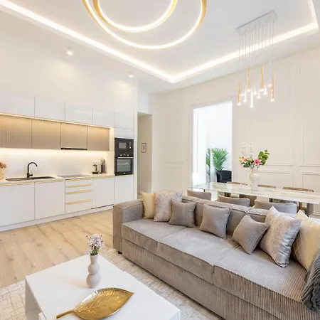 Exclusive & Prestigious W/ Balcony Lägenhet *