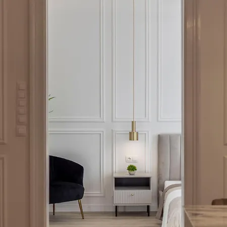 Exclusive & Prestigious W/ Balcony Lägenhet