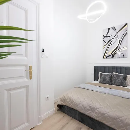 Exclusive & Prestigious W/ Balcony Lägenhet *