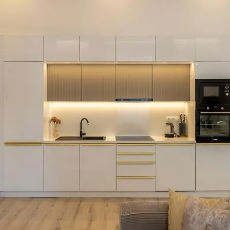 דירה Exclusive & Prestigious W/ Balcony