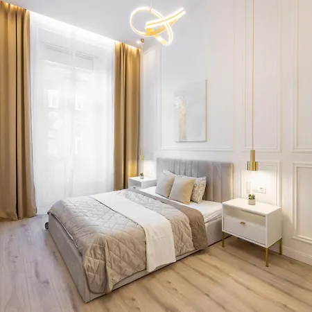 Exclusive & Prestigious W/ Balcony Lägenhet